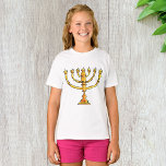 Camiseta Church Menorah<br><div class="desc">Uma igreja menorah em ouro com muitas velas. Esta design parece muito eficaz nesta Camiseta de Meninas</div>