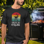 Camiseta Churrasco de grelhar e de refrigeração<br><div class="desc">Com um grill de CHURRASCO sobre listras coloridas e as palavras "Griling and Chilling",  esta camiseta é um presente perfeito para os homens em sua vida,  para dia de os pais,  Natal ou seu aniversário. CORRESPONDENTE a itens na nossa coleção.</div>