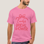 Camiseta Chuva de arroz caprichosa coquete laço amarrando n<br><div class="desc">Chuva de arroz caprichosa coquete laço amarrando o nó moderno boho elegante estiloso manuscrito festa de casamento favor decor design de camiseta correspondente. Coleção contemporânea vermelha e rosa.</div>
