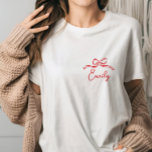 Camiseta Chuva de arroz com nó de laço coquete caprichoso<br><div class="desc">Chuva de arroz com nó de laço coquete moderno boho elegante estiloso manuscrito decoração para festa de noivado ou despedida de solteira design de camiseta combinando. Coleção contemporânea em vermelho e rosa.</div>