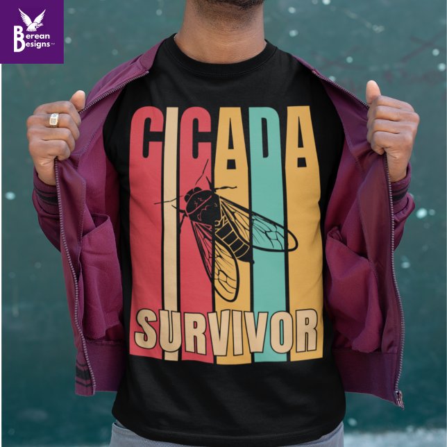Camiseta CICADA SURVIVOR Retro (Stylish CICADA SURVIVOR t-shirt for the summer cicada invasion of broods xiii and xix. )