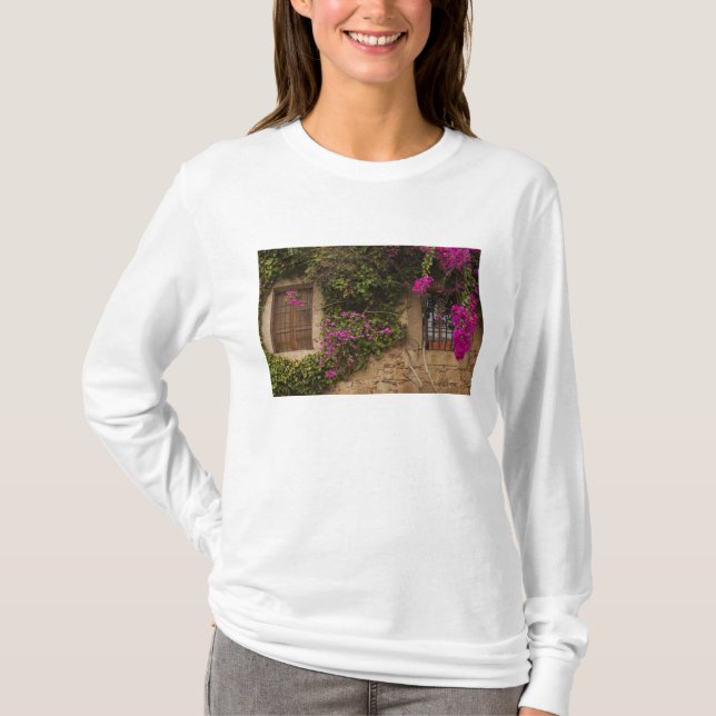 Camiseta Cidade Monumental, edifícios cobertos de flores (Frente)