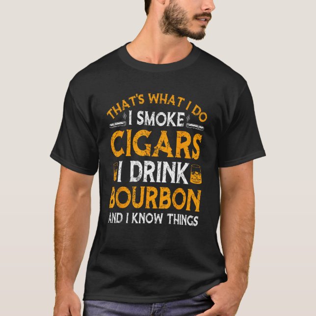 Camiseta Cigarros Fumantes Eu Bebo Bourbon E Sei Que As Coi (Frente)