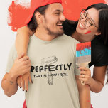 Camiseta Cilindro Pintor Engraçado e Luz Pintante<br><div class="desc">Esta camiseta engraçada e confortável é um presente de excelente para o pintor profissional inteligente da casa ou contratante da sua vida. Vai ter alguns sorrisos!</div>
