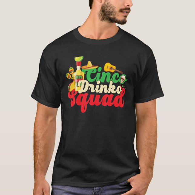 Camiseta Cinco Drinko Squad Bebendo Fiesta Engraçado Cinco  (Frente)