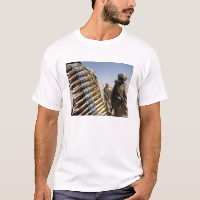 Camiseta Cintos de munições de calibre 50 (Frente)