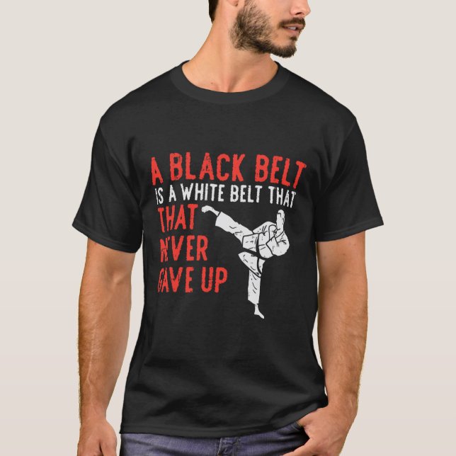 Camiseta Cinturão Negro Nunca Deixou Karate Taekwondo Inspi (Frente)