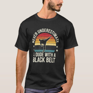 Camiseta Cinturão Preto de Karatê Clássico Nunca Subestime 