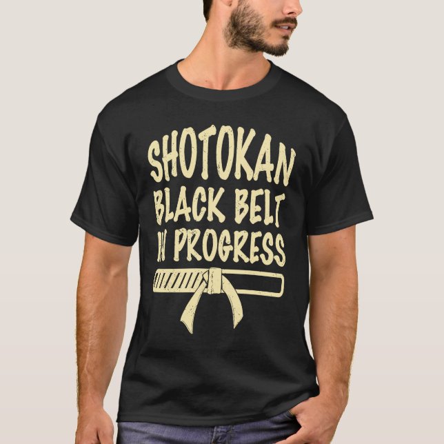 Camiseta Cinturão preto Shotokan em andamento, citação dize (Frente)