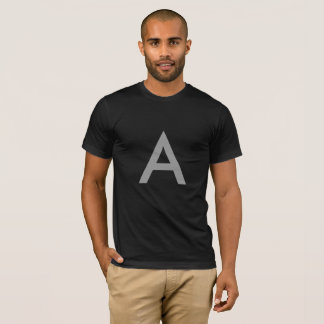 Camiseta Cinza a preto, iniciais como letra.