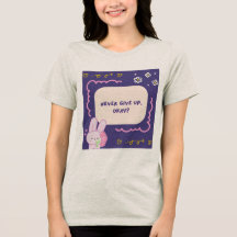Camiseta cinza com Quo ilustrativo rosa e roxo