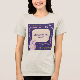 Camiseta cinza com Quo ilustrativo rosa e roxo