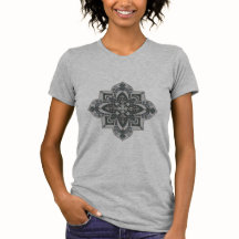 Camiseta cinza com um mandala geométrico de cinza
