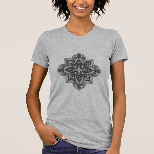 Camiseta cinza com um mandala geométrico de cinza  (Frente)