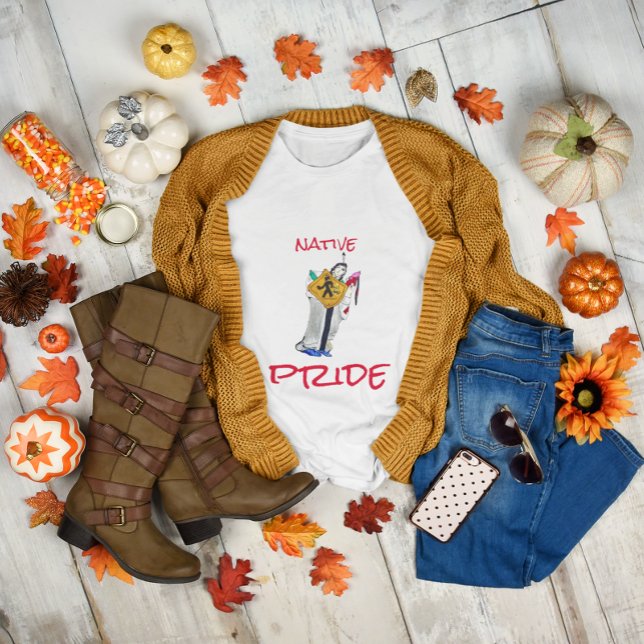 Camiseta Cinza de Cartoon Ayasha - Americano Nativo (Native American Still Here Ayasha Cartoon Grey T-Shirt)