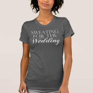 Camiseta cinza e branca suando para o casamento. R