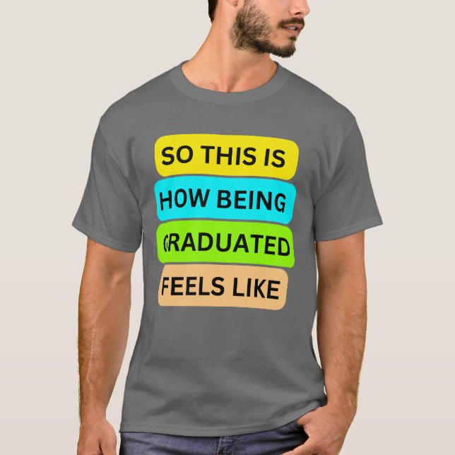 Camiseta Cinza escura de T-Shirt SO_THE_IS_HOW_BEING_GRADUA (Frente)