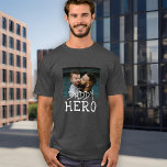 Camiseta Cinza pai Hero White Typografia Pai Fotografia<br><div class="desc">Pai Hero White Typografia Pai Foto Cinza T-Shirt. O texto está em fontes brancas simples desenhadas à mão. Adicione sua foto. Você pode transformar pai em pai,  papai,  Papá,  Papanicolau... </div>