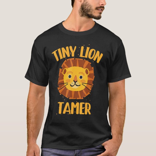 Camiseta Circus Lion Tamer Circus Tiny Lion Tamer (Frente)