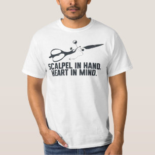 Camiseta Cirurgião – Bisturi na Mão, Coração na Mente