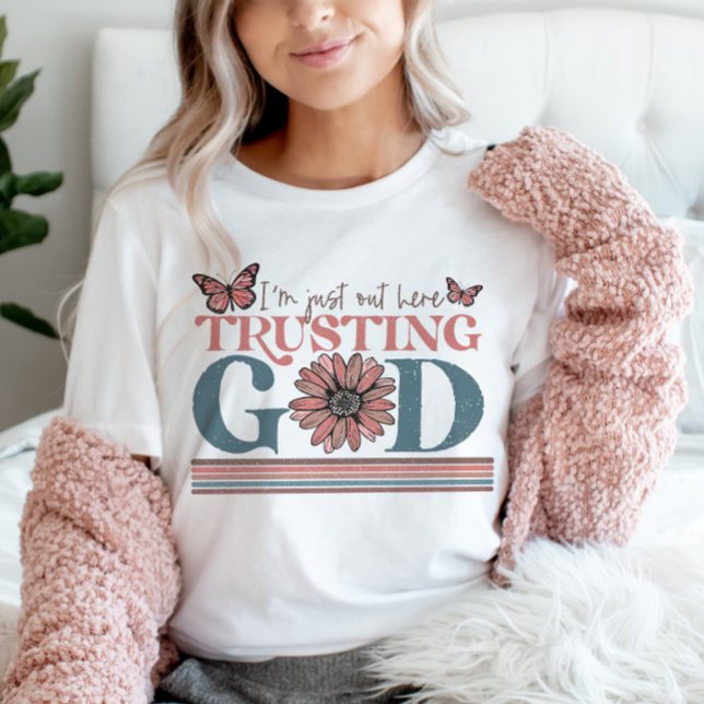 Camiseta Citação Cristã que estou aqui confiando em Deus (Criador carregado)