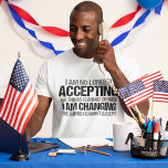 Camiseta Citação de ativista político inspirador sobre muda<br><div class="desc">Já não aceito as coisas que não posso mudar, estou a mudar as coisas que não posso aceitar. Faça a diferença, tome uma posição com esta camiseta política legal para uma feminista forte. Um design de ativista político incrível para marchas e protestos, com uma citação inspiradora para exigir mudança, igualdade...</div>