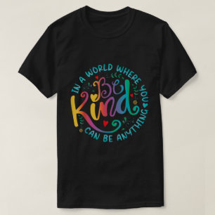 Camiseta Citação de Bondade Floral Arco-Íris Seja