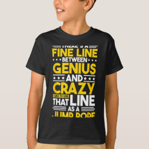 Camiseta Citação de Humor Linha Tênue Entre Gênio e Louco,
