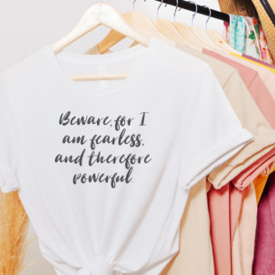Camiseta Citação de Mulher Sem Medo em Tipografia de Letra
