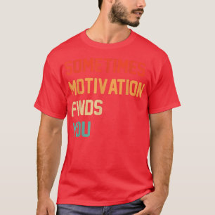 Camiseta Citação engraçada Às Vezes A Motivação O Encontra