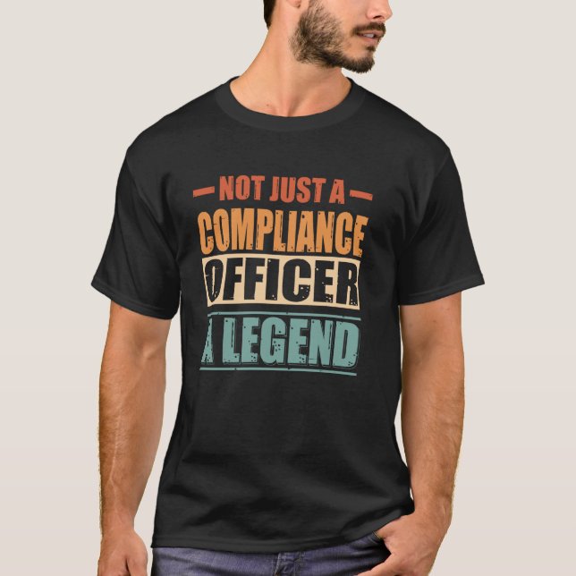Camiseta Citação Engraçada Oficial de Conformidade Retro (Frente)