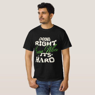 Camiseta Citação Fazendo o Certo Mesmo Quando É Di