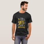 Camiseta Citação Inspiradora Diz Sim Para Novas Aventuras<br><div class="desc">Citação de motivação inspiradora para manter você inspirado e motivar outros ao seu redor. Belo ditado sobre enfrentar novos desafios,  tentar novas coisas,  deixar o passado para trás e olhar para o futuro. Diga sim a novas aventuras. A cor de fundo pode ser alterada para a cor desejada.</div>