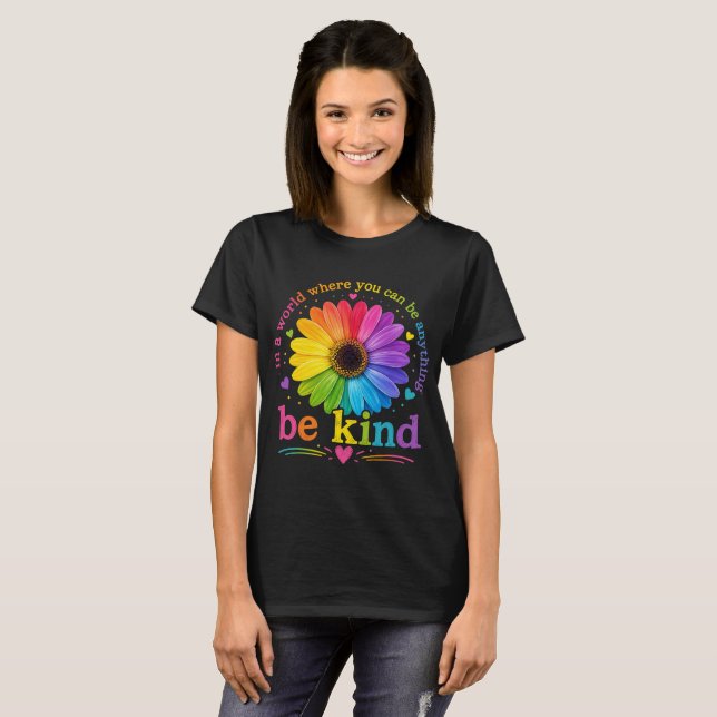 Camiseta Citação Inspiradora Flor de Arco-Íris (Frente Completa)