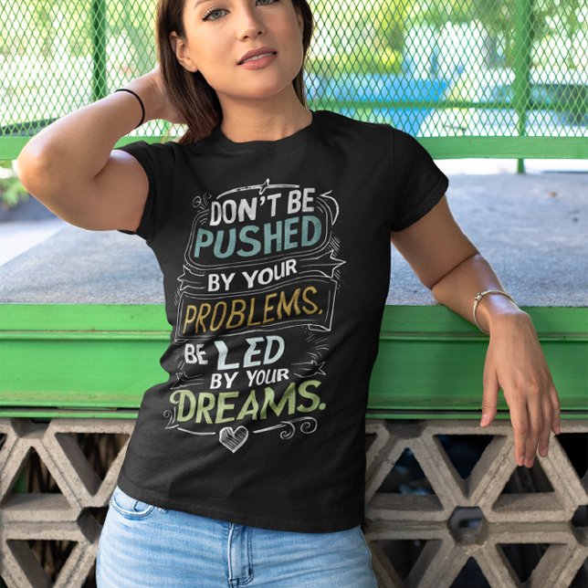 Camiseta Citação Inspirativa: Não seja empurrado por seu (Criador carregado)