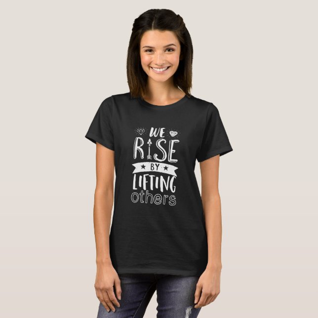 Camiseta Citação Inspirativa Que Levantamos Levantando Outr (Frente Completa)