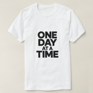 Camiseta Citação Motivacional Mínima Um Dia de Cada Vez