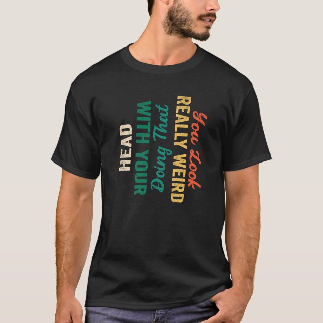 Camiseta Citação Que Você Parece Muito Estranho Fazendo Iss (Frente)