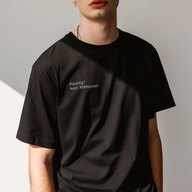 Camiseta Citação Sarcástica "Curando? Não. Rebranding." Hom (Sarcastic Quote "Healing? Nah. Rebranding." Man T-Shirt)