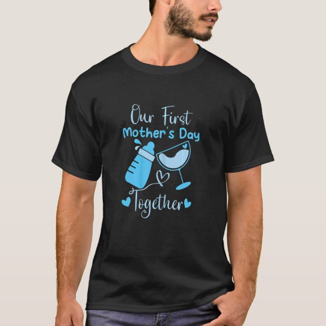 Camiseta Cite Nosso Primeiro Dia de as mães Junto Com Mamãe (Frente)