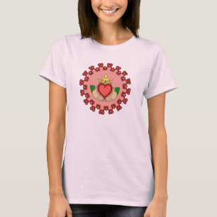 Camiseta Claddagh e Red Knotwork a rosa