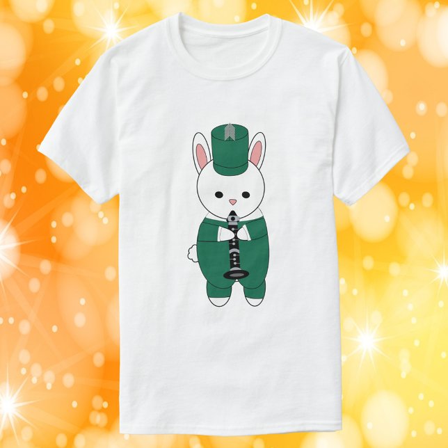 Camiseta Clarinet Rabbit Marching Banda Verde Branco (A tshirt with a rabbit playing the clarinet while wearing a green and white marching band uniform.)