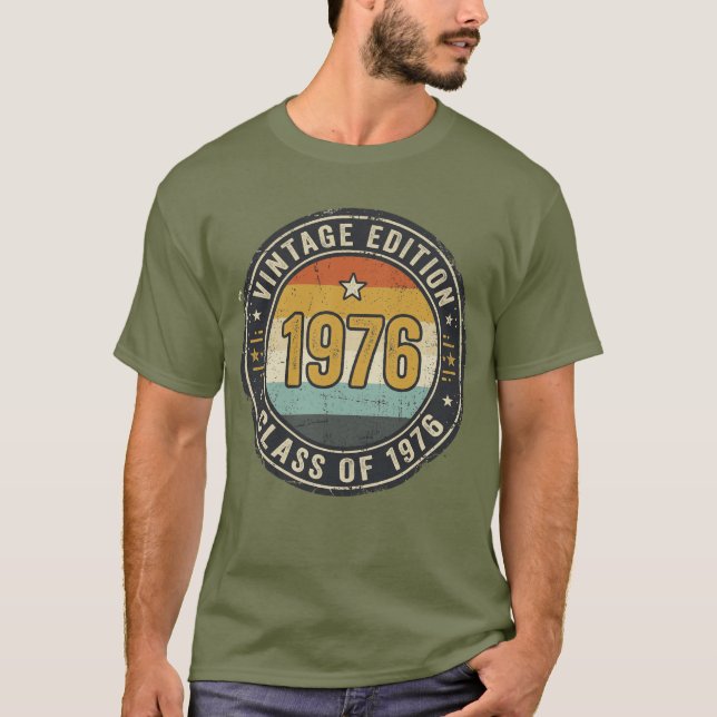 Camiseta Class of 1976 Retro Sunset Stripes Distressed  (Frente)