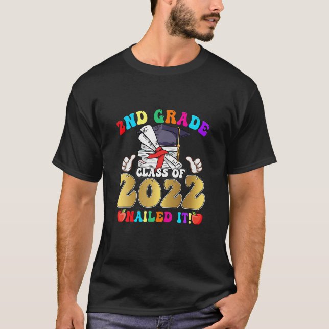 Camiseta Class Of 2022 2Nd Grade Nailed It Funny School Gra (Frente)
