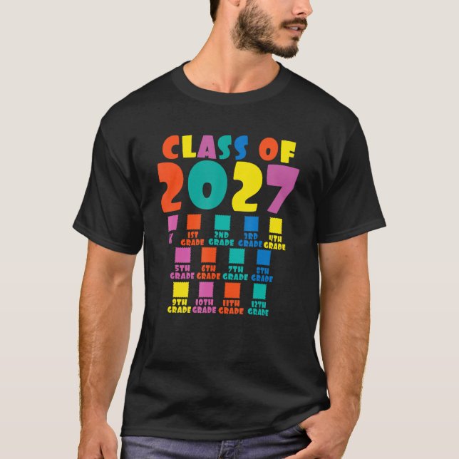 Camiseta Class Of 2027 Grow With Me First Day Of School Che (Frente)