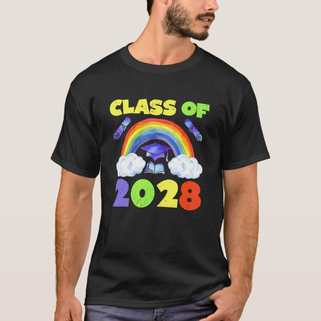 Camiseta Class Of 2028 Rainbow Growing School Teacher Stude (Frente)