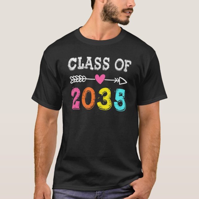 Camiseta Class Of 2035 Graduation First Day Of School Grow  (Frente)