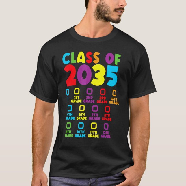 Camiseta Class Of 2035 Grow With Me Checklist Kindergarten  (Frente)