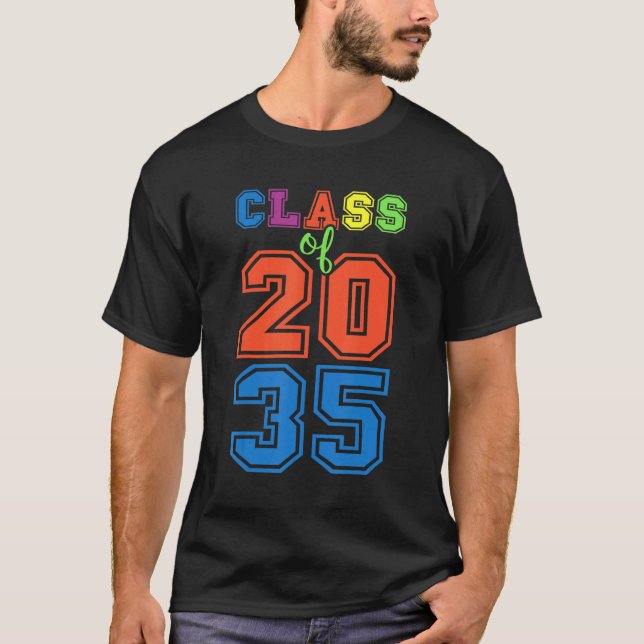 Camiseta Class Of 2035 Grow With Me Graduation First Day Of (Frente)