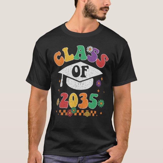 Camiseta Class Of 2035 Grow With Me Pre K Graduate Groovy R (Frente)